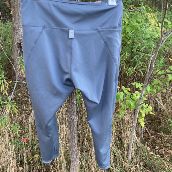 Super cute Title 9 reversible cropped leggings, sz m, grey/grey patterned - Picture 2 of 5